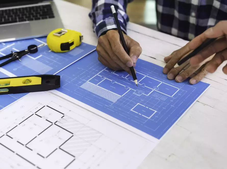 Ingeniero y arquitecto, trazando plano de reformas integral en el Maresme, Barcelona