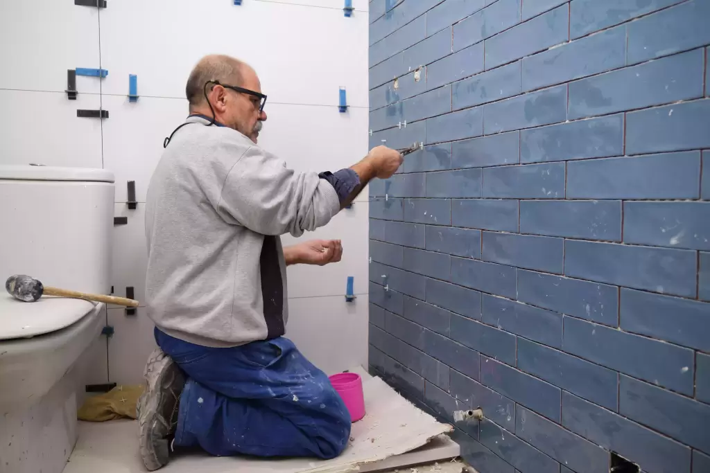 Obrero reformando un baño en detalle, en el Maresme, Barcelona